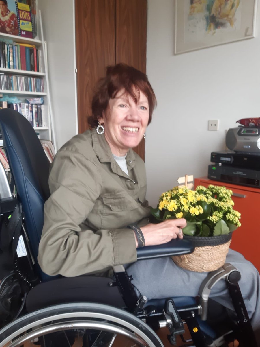 Jan_Anthonie's tweet photo. Uitgedaagd door @bertwijbenga ihkv #flowerboostchallenge ttv #coronacrisis vandaag bij sierteler in Bleiswijk vijftig kalanchoë-arrangementen gekocht en afgeleverd bij Haags verpleeghuis Gulden Huis voor de bewoners. @marjoleinmoor @AgnesVanZoelen @FlorenceZorg @henribeuk https://t.co/s5W594InPt