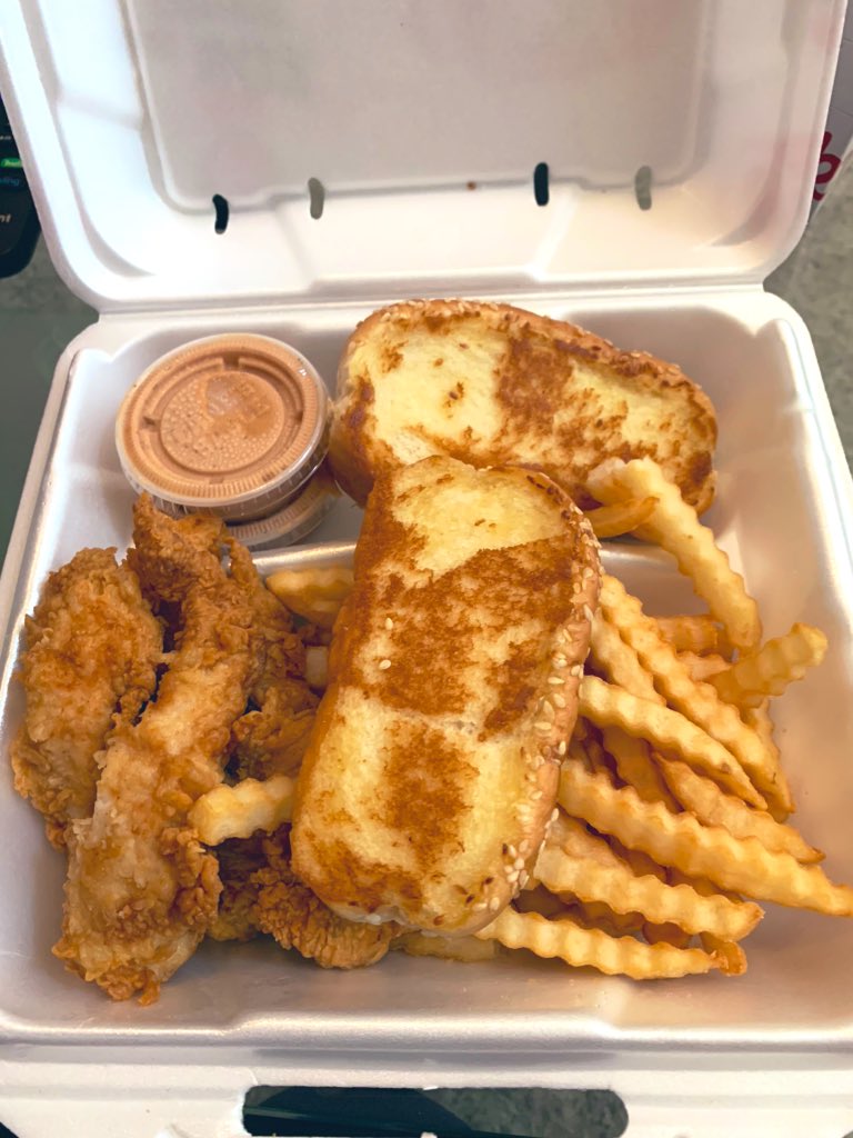 Maddynf's tweet photo. The greatest fast food meal in existence change my mind @Raising_Canes https://t.co/1ghz2oDXkw