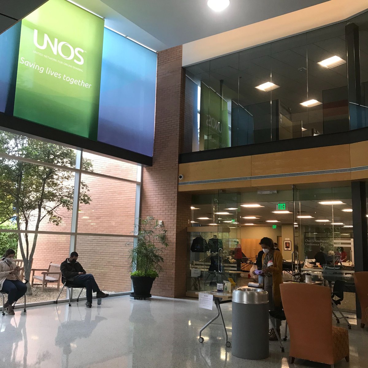 UNOSNews's tweet photo. Blood is essential for many organ transplant procedures; today team #UNOS hosted a blood drive to support the @redcross and help save lives. Visit https://t.co/hV1VSATkju to find a blood center or drive near you. #SavingLivesTogether #DonateBlood #UNOSgivesback https://t.co/k6aoGJwrJW