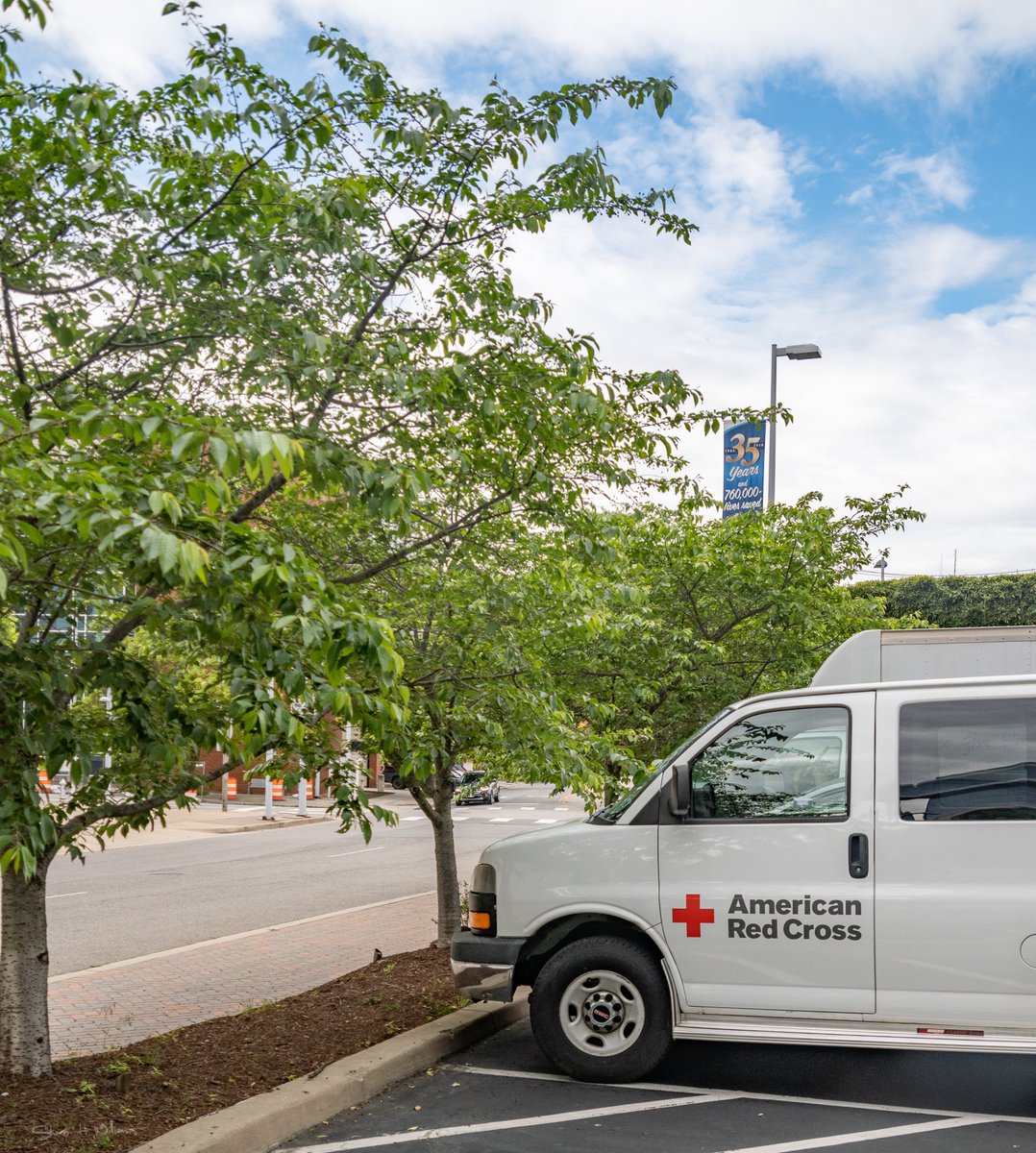 UNOSNews's tweet photo. Blood is essential for many organ transplant procedures; today team #UNOS hosted a blood drive to support the @redcross and help save lives. Visit https://t.co/hV1VSATkju to find a blood center or drive near you. #SavingLivesTogether #DonateBlood #UNOSgivesback https://t.co/k6aoGJwrJW