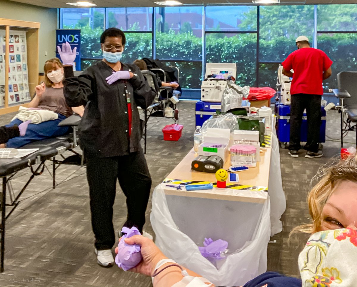 UNOSNews's tweet photo. Blood is essential for many organ transplant procedures; today team #UNOS hosted a blood drive to support the @redcross and help save lives. Visit https://t.co/hV1VSATkju to find a blood center or drive near you. #SavingLivesTogether #DonateBlood #UNOSgivesback https://t.co/k6aoGJwrJW