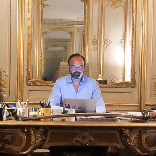 _AirMat_'s tweet image. - Monsieur Edouard Philippe, pas trop fatigué avec cette crise sanitaire ?
- (jette ses stylos dans les mugs de café devant lui) Non non impeccable, je finissais tout juste mon powerpoint