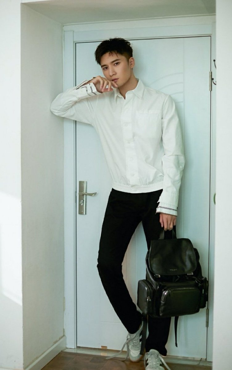 Haikuanthings's tweet photo. Liu Hai Kuan making a point of his height (187cm) by standing at the doorway while holding a leather bag. 

#หลิวไห่ควาน #LiuHaiKuan #刘海宽 #유해관 #リウ・ハイクアン https://t.co/Ln3Hpbclha