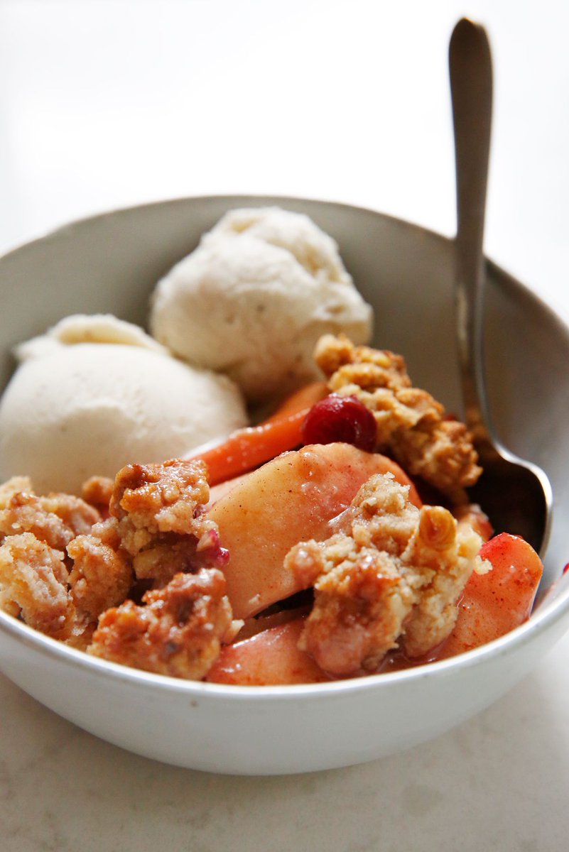 WellnessMama's tweet photo. Grain-free Apple Crisps 🍎 via #lexiscleankitchen
#apples
lemon juice
#cranberries
arrowroot flour
#cinnamon
salt
#honey
https://t.co/p6S2aiDJXG
#dessert #applecrisps #summer #spring https://t.co/L01blOgisx
