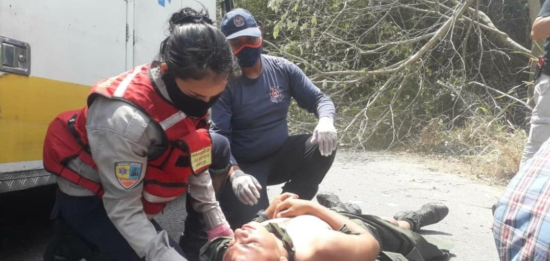 ElTequeno's tweet photo. #28Abr 4:00pm Al menos 9 heridos al volcar unidad de la GNB en el sector Potrerito del Municipio Los Salias en la vía hacia La Mariposa. Efectivos de @pclossalias atendieron el siniestro https://t.co/UWMipKBsDH vía @dmurolo