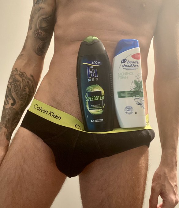 2 pic. Un gel douche et un shampooing c’est toujours mieux! ????#ShampooChallenge https://t.co/vBSEy