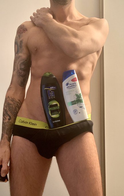 1 pic. Un gel douche et un shampooing c’est toujours mieux! ????#ShampooChallenge https://t.co/vBSEy