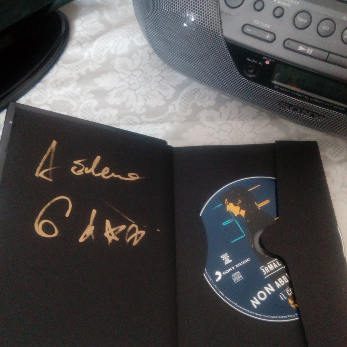 Elena7741072863's tweet photo. Sono passati due anni @MetaErmal dal tuo primo Forum io purtroppo non c'ero ma, ho il cofanetto che raccoglie tutte le emozioni di quella serata magica. Non ho mai conosciuto un cantautore che canta con tanta intensitร e poesia sei unico @famedalupi #VivaErmal #ErmalMetaAlForum https://t.co/WooeG0p6hJ