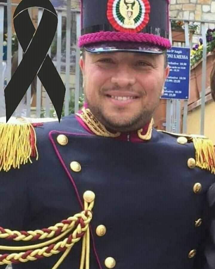 CAUSA DELL' EMERGENZA COVID19 NON È POSSIBILE PARTECIPARE AI FUNERALI DI STATO DELL' AGENTE P.APICELLA, QUINDI SI TERRANNO IN FORMA PRIVATA.CHIEDO A TUTTI DI FARLO IN MODO VIRTUALE RENDENDO OMAGGIO AL POLIZIOTTO CONDIVIDENDO LA SUA FOTO IN ALTA UNIFORME, GRAZIE A CHI LO FARÀ.....