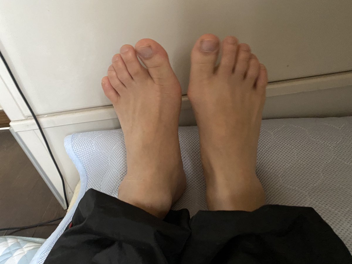 PikarinFootLove's tweet photo. 朝から雨で退屈なひととき
#男の足裏 #ManSole #寝起きの足裏 https://t.co/iMK0n5br0f