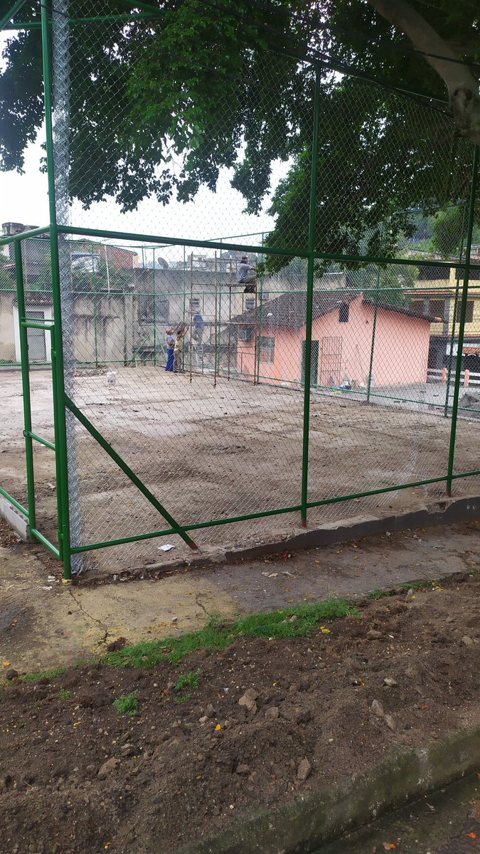 timedaht's tweet photo. Pessoal como todos já sabem está rolando a reforma da quadra do tenente jardim mas oque parede é que não terá refletor para usar ela a noite e seria muito bom então ajudem a divulgar aí todos os moradores do tenente jardim pra que conseguimos mas essa vitória para nosso bairro! https://t.co/pHu3szlUZ3
