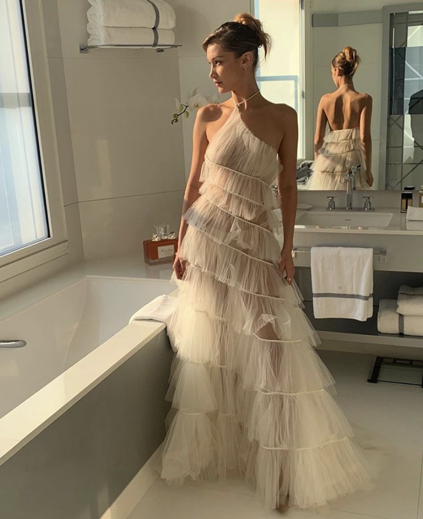 badestoutfit's tweet image. bella hadid wearing dior