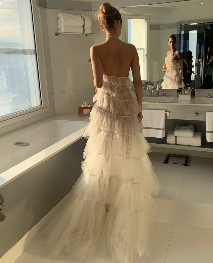 badestoutfit's tweet image. bella hadid wearing dior