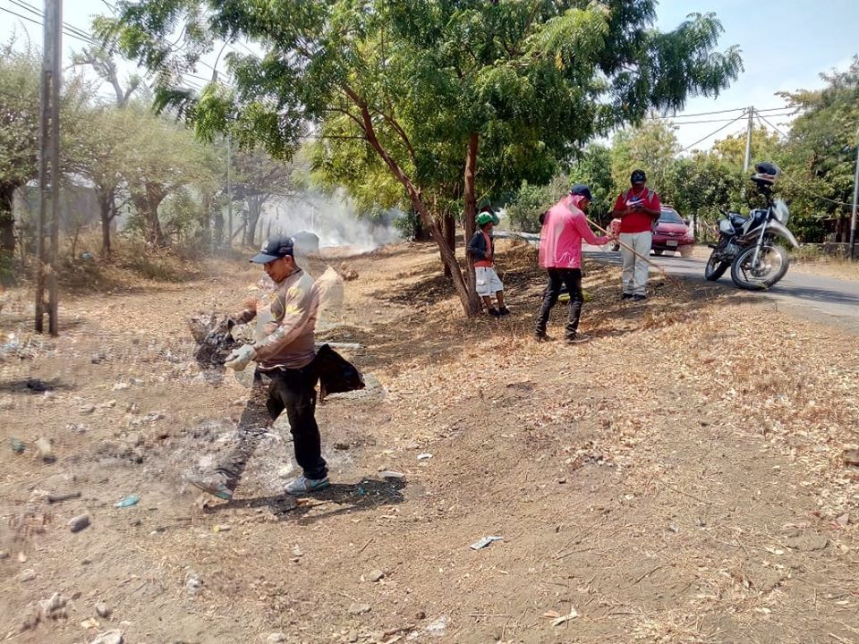 #MiMunicipioLimpio | Alcaldía Municipal realiza jornadas de limpieza pública a través de servicios municipales en el sector frente al mich a orilla de la carretera vieja.