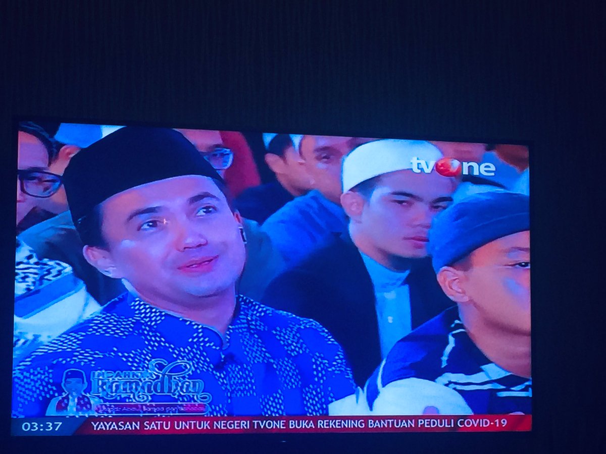 sriendah's tweet photo. Acara “Indahnya Ramadhan” di @tvOneNews kok masih duduk ramai2 dan tidak menjalankan physical distancing? Kalau memang itu tayang ulang dari sblm masa covid-19, seharusnya dicantumkan di layar agar masyarakat umum paham. https://t.co/Uahgn207WF