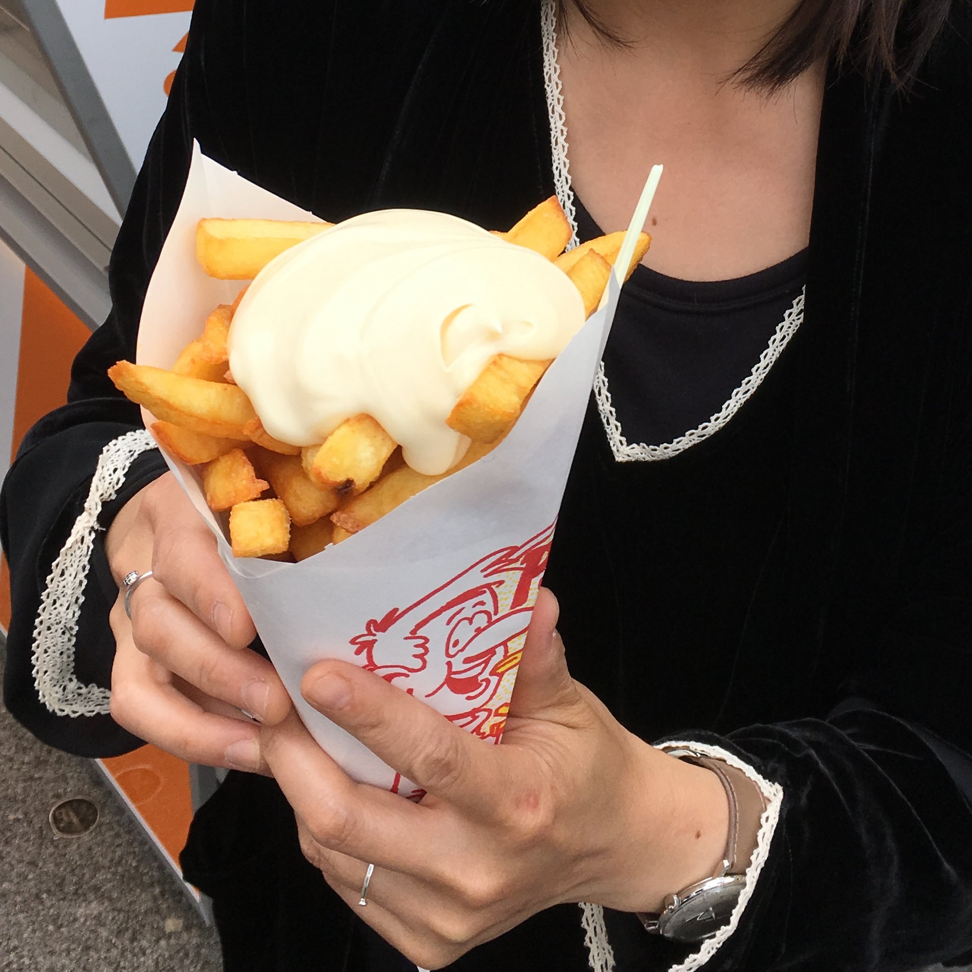 Kawachi Berlin 芋といえばドイツのイメージでしたが 世界最大の冷凍フライドポテト輸出国がベルギーだったとは知らなかったです どちらかというとモス フレッシュネス系 太い目の芋が牛脂で二度 カリッカリに揚げてあって それに禁断のマヨをどぷっと