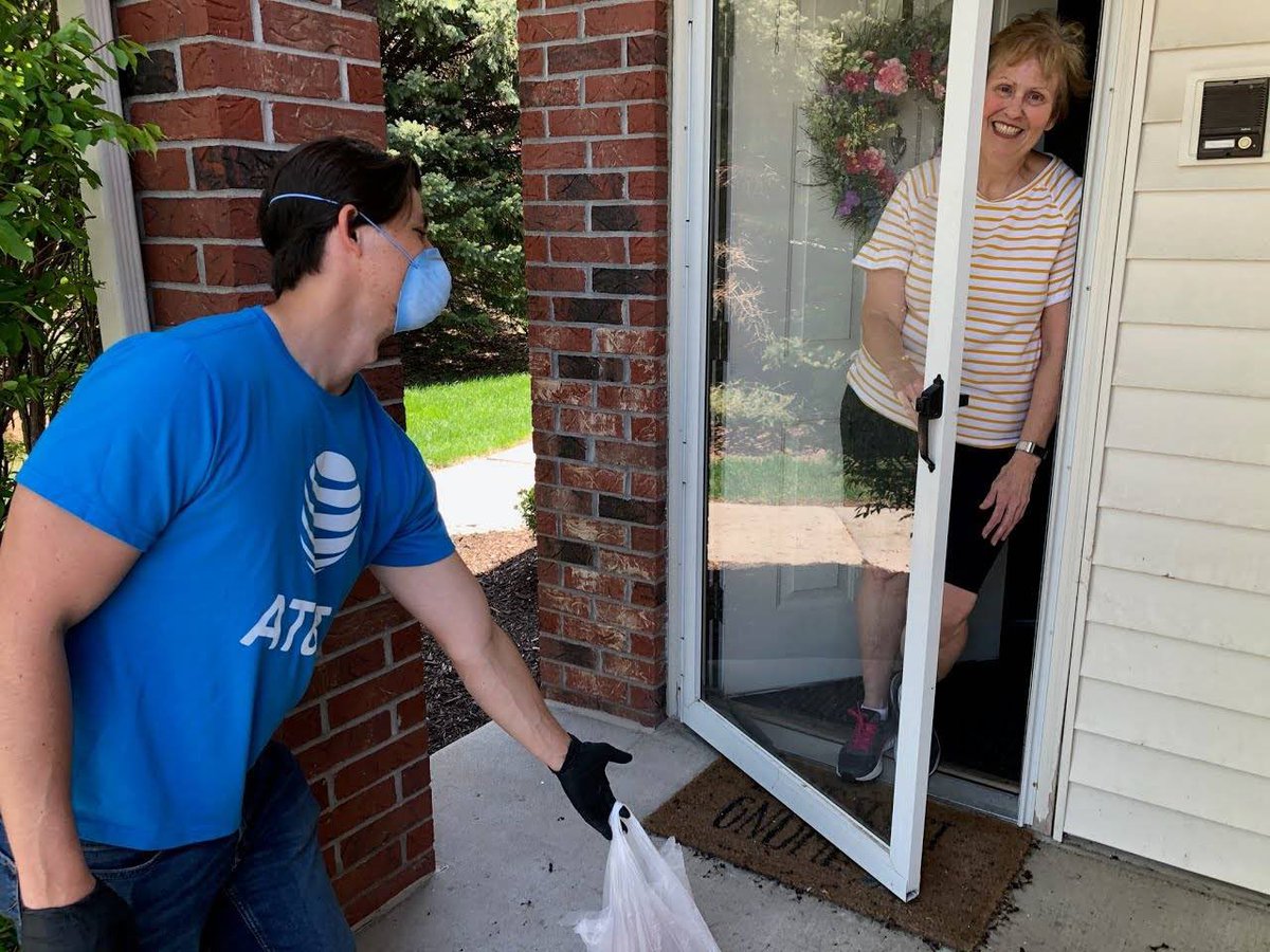 When delivery apps fail team Nebraska finds a way to deliver our customers groceries to them. Great work <a href="/jessicakupser/">Kupsie</a> @zena_matti @BrianWest_NP