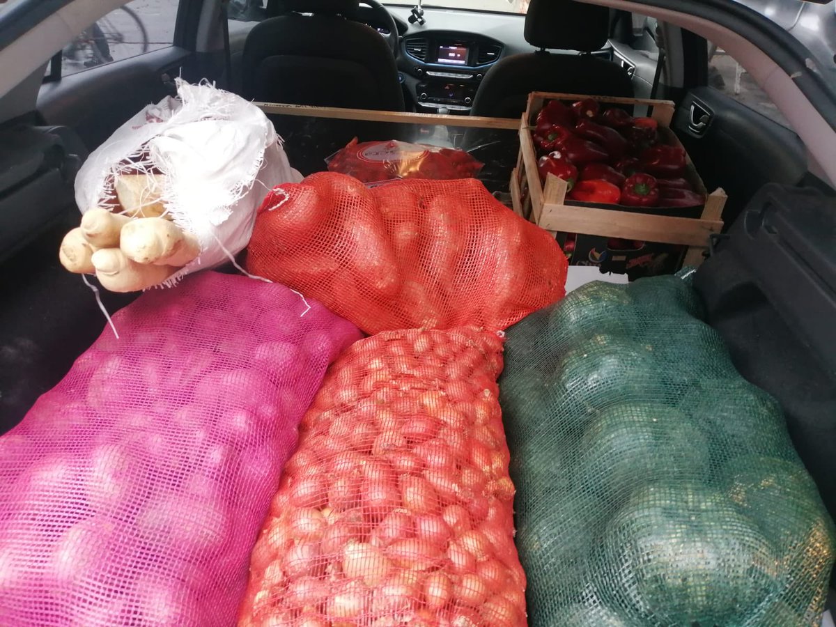 La olla popular en la que mi primo da una mano y sobre la que publiqué un hilo, recibió el apoyo de gente del mercado Modelo. Habrá verduras para los pibes de los barrios invisibles . Sigo sumando gracias desde mi cómodo sillón.
