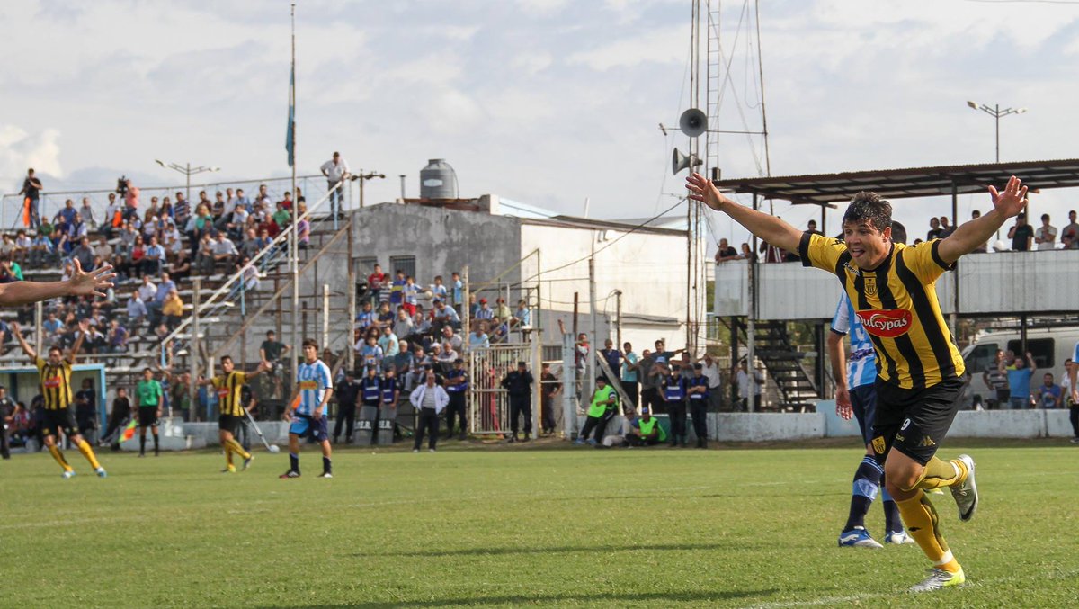 santipagola's tweet photo. Gualeguaychu. 29 de Abril de 2014.
Tierra de Carnavales y Hazañas Aurinegras.

Por la Fecha 9 del Nonagonal Santamarina le ganaba 3 a 1 a Juventud Unida con dos goles de Vilchez y uno de Azcarate y lograba el ascenso a la B Nacional.

Santamarina Campeón Argentino A 2013/2014. https://t.co/bM5KwnfRrW