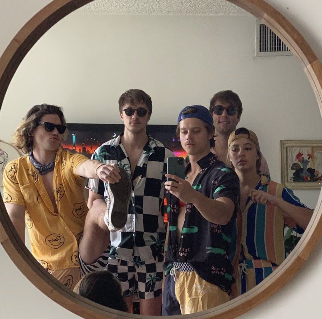 LatBanks's tweet photo. ✨🔥Madelyn tells Elle magazine that she is going through quarantine along with some #OuterBanks colleagues:

"Some of the [Outer Banks] actors) have been quarantined together for over a month. It's been a rampage ..."
——————-
#OuterbanksNetflix #OuterBanks #StreamOuterBanks https://t.co/XMRqGFc6o0