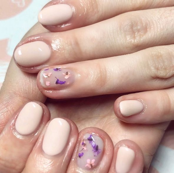 GelishMINI's tweet image. We're soaking up the lovely Spring days with this beautiful floral manicure featuring I Feel Flower-ful and Barely Buff. 📷: @cuteycles.nails.by.emily #GelishMini #DIYGelNails