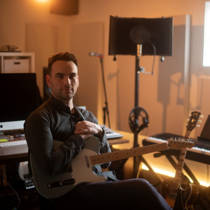MGSGuitar's tweet photo. Meet Alex, our #Guitar Foundations for Adults teacher! 🤩 His class is a great place to begin your musical journey. Head to our site to sign up, and use code LEARNATHOME for 25% off! 💫 https://t.co/1Ti0aQ642E #RemoteLessonsROCK #stayhome https://t.co/kFuekycaor