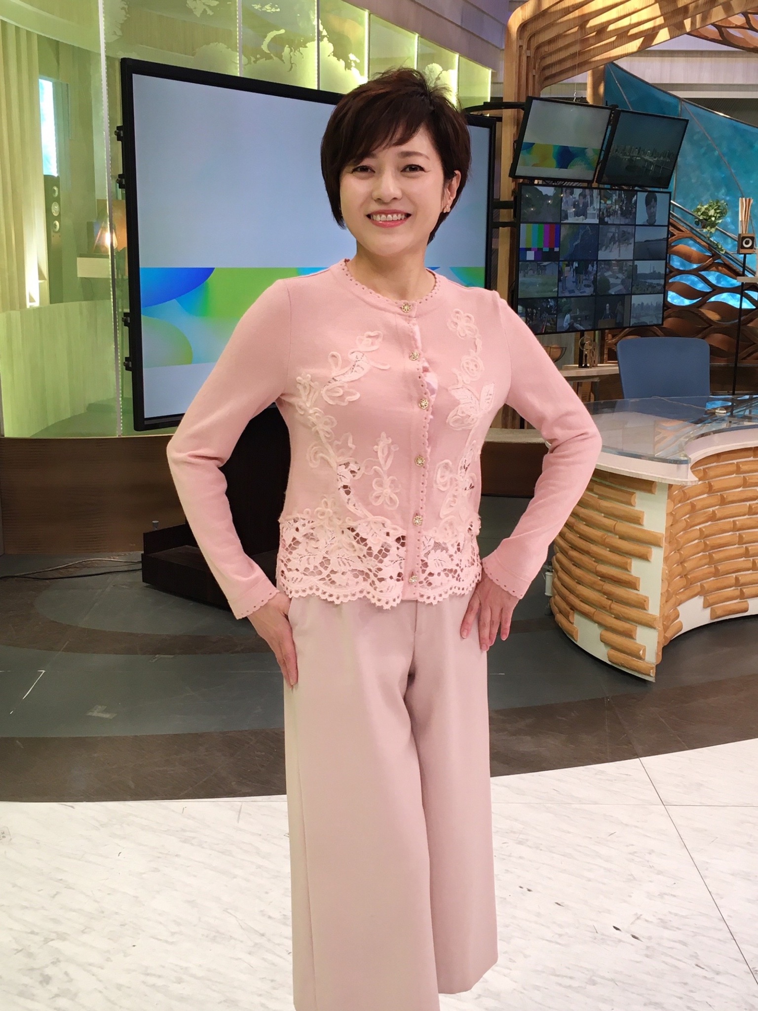 Puntolinea 本日放送 フジテレビ とくダネ に三田寛子が出演いたします 今日のお衣装はyuki Toriiさんです 是非ご覧ください とくダネ 三田寛子 T Co Rkbpbd5ced Twitter