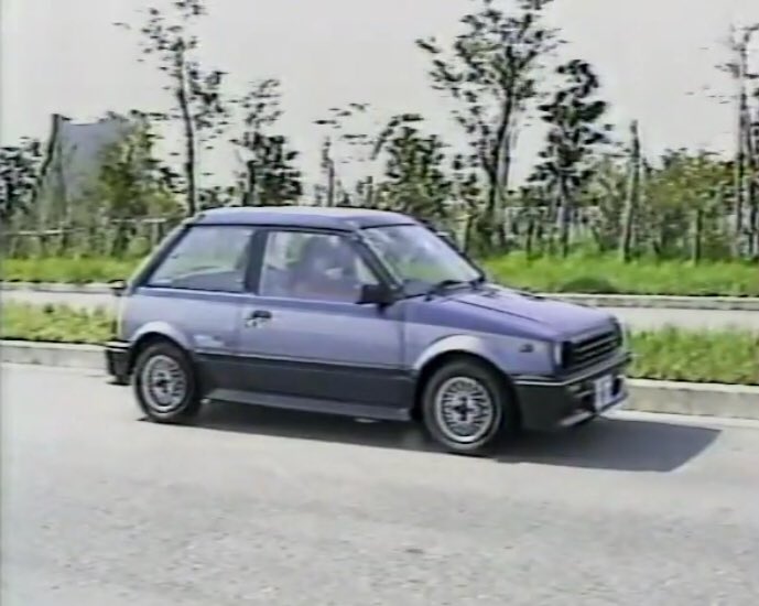 四四 どこかに現存していないかなぁ まぁディーゼル規制で車検通らなくなって残らず廃車か海外流出なんでしょうけど 画像はyoutubeの切り取りですが まさにこの画像通りのクルマが新車ローンで購入した所有車1号でした G11前期 ダイハツシャレード 四四 どこかに現存していないかなぁ まぁディーゼル規制で車検通らなくなって残らず廃車か海外流出なんでしょうけど 画像はyoutubeの切り取りですが まさにこの画像通りのクルマが新車ローンで購入した所有車1号でした G11前期 ダイハツシャレード