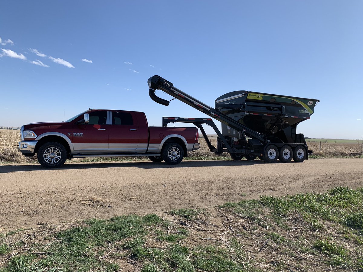 Baileyseed3's tweet photo. Rocking and rolling with infield deliveries. Beans are going in FAST!!!  Needs to run. Good luck to everyone and be safe!! #plant2020 https://t.co/BLalXLFfQV