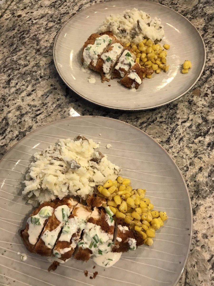 bonitaxlinda's tweet photo. Farmhouse Fried Chicken
with mashed potatoes, green onion gravy, and corn
#ChefLin https://t.co/aPF24ATuHN