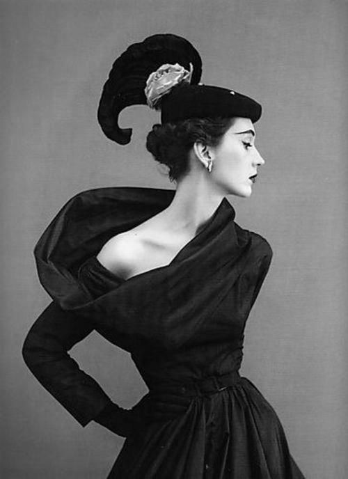 YouAreMyBezoar's tweet photo. SEGUNDA OPORTUNIDAD para aquellos que supieron crear verdaderas obras de arte con la tela. AHORA O NUNCA para Elsa Schiaparelli, Iris van Herpen, Christian Siriano y John Galliano. Pasan dos. Pierden dos. Apoyen a su equipo usando #MundialDeModa y expliquen por qué merecen ganar https://t.co/KVSkrNp4QN