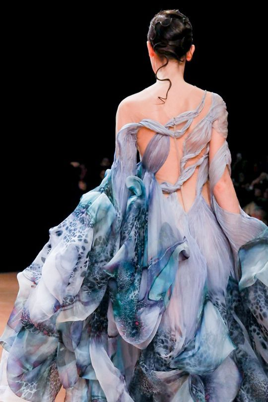 YouAreMyBezoar's tweet photo. SEGUNDA OPORTUNIDAD para aquellos que supieron crear verdaderas obras de arte con la tela. AHORA O NUNCA para Elsa Schiaparelli, Iris van Herpen, Christian Siriano y John Galliano. Pasan dos. Pierden dos. Apoyen a su equipo usando #MundialDeModa y expliquen por qué merecen ganar https://t.co/KVSkrNp4QN
