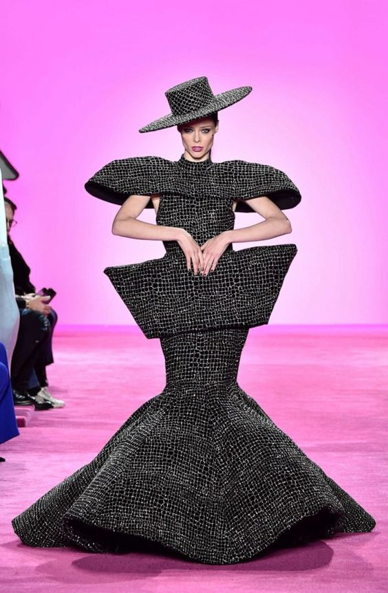 YouAreMyBezoar's tweet photo. SEGUNDA OPORTUNIDAD para aquellos que supieron crear verdaderas obras de arte con la tela. AHORA O NUNCA para Elsa Schiaparelli, Iris van Herpen, Christian Siriano y John Galliano. Pasan dos. Pierden dos. Apoyen a su equipo usando #MundialDeModa y expliquen por qué merecen ganar https://t.co/KVSkrNp4QN