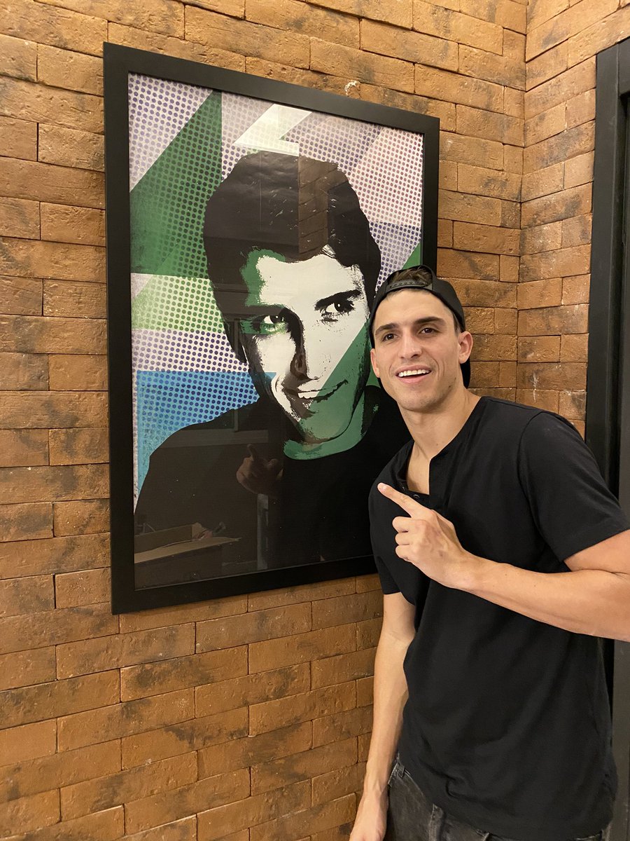 felipeprior's tweet photo. O quadro já está na parede . Falta o BIGFONE . Se tiver algum artista disposto a fazer a parede está aqui https://t.co/0cZEMh1ROq