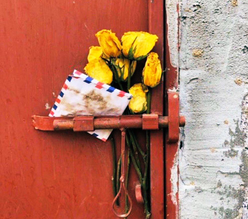 أنا لن أخون تماسكي

هوّن عليك

ولن أجازف باحتمالٍ مُهمل

ما جئتُ أسأل كيف حالكَ!

لا تخفْ

فالحال أصعب من حديثٍ مُجملِ

أنا غالبًا أنساكَ في السّهوِ الخفيف

ولا أخافُ من الحنينِ الأوّلِ!

لكنّ بي حمّى سؤالٍ واحدٍ:

هل كنتَ مثلي في الغياب تحنُّ لي؟