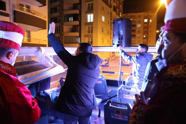 Bu gece de nasibimize hemşehrilerimizi illiğe uyandırmak düştü 😇

Hem de mehter takımıyla 🇹🇷