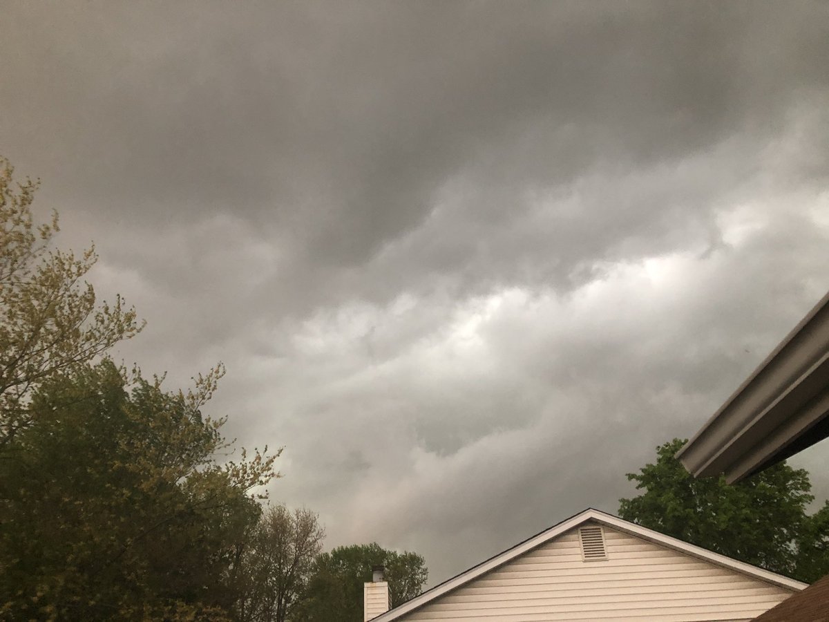 mshill0909's tweet photo. Front is moving in to St Peters now, cold wind gusts #stlwx https://t.co/S1Wfds3gMj