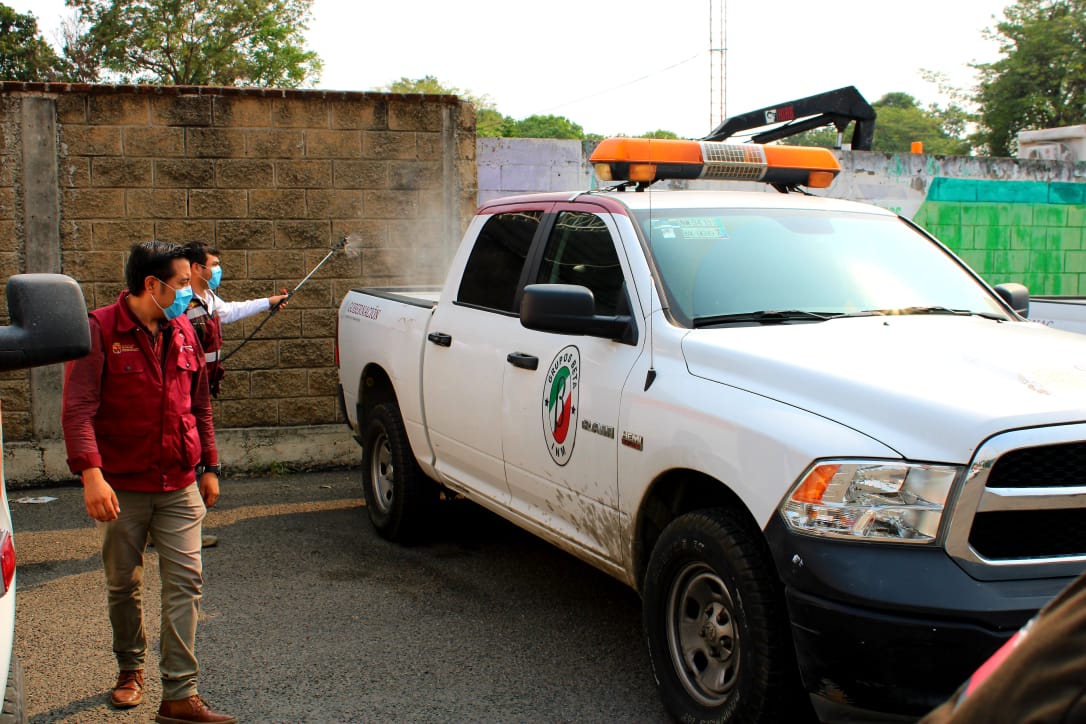 INAMI_mx's tweet photo. Personal de @SSaludChiapas llevó a cabo la sanitización 💦🧼de vehículos 🚚🚗pertenecientes a la Oficina de Representación del @INAMI_mx en #Chiapas, ante la contigencia del #COVID19. Asimismo, los Agentes de Migración fueron capacitados sobre las medidas de prevención. https://t.co/3N4NeDWUNY