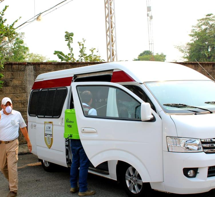 INAMI_mx's tweet photo. Personal de @SSaludChiapas llevó a cabo la sanitización 💦🧼de vehículos 🚚🚗pertenecientes a la Oficina de Representación del @INAMI_mx en #Chiapas, ante la contigencia del #COVID19. Asimismo, los Agentes de Migración fueron capacitados sobre las medidas de prevención. https://t.co/3N4NeDWUNY