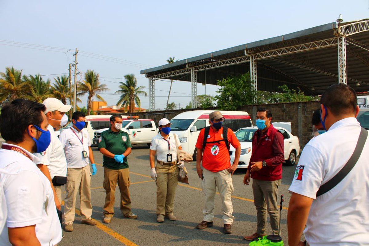 INAMI_mx's tweet photo. Personal de @SSaludChiapas llevó a cabo la sanitización 💦🧼de vehículos 🚚🚗pertenecientes a la Oficina de Representación del @INAMI_mx en #Chiapas, ante la contigencia del #COVID19. Asimismo, los Agentes de Migración fueron capacitados sobre las medidas de prevención. https://t.co/3N4NeDWUNY