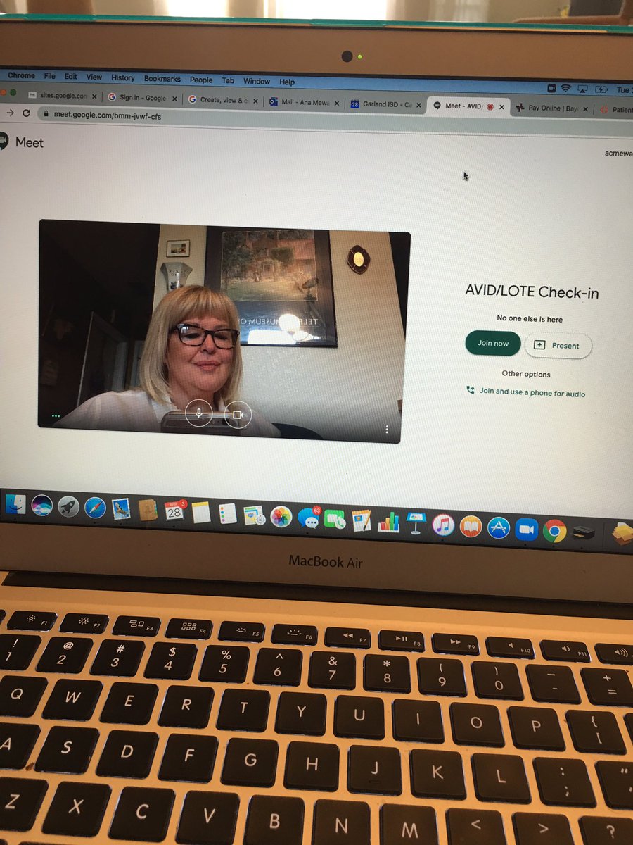 ceciliamewa's tweet image. Every session we attend is dynamic, engaging, energetic I wish my Ss would show up more #Thanks @ErikaNoelia for letting us participate on your live class #APSpanish #PassingTheTest #goodpractice #workingfromhome #GISDAlwaysConnected