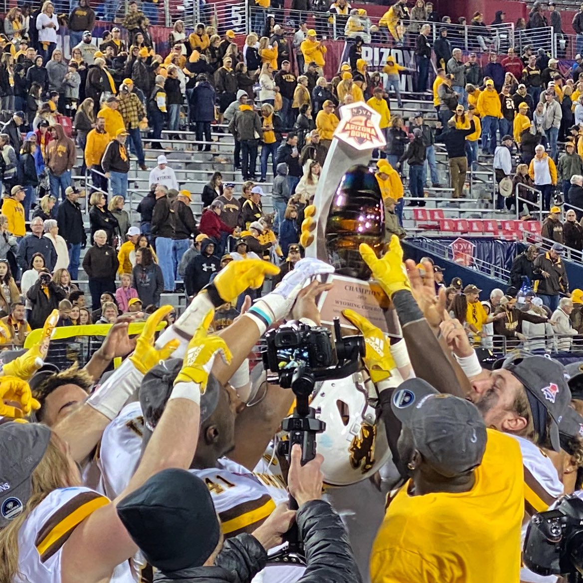 DeeJaizPhotos's tweet image. Celebrating day-41 of self isolation like...
•
(2019 Arizona Bowl - 31 Dec 2019)
•
#gowyo #kfbc #ncaafootball #novaazbowl #wyofootball #gopokes #selfisolation #stayhome #separate #spicyflu #deejaizphotography #nikon #tamron #7220sports