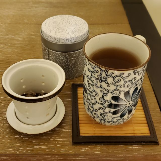 Nightly tea time.Peach oolong.Oolong has a "lighter" taste than green tea and quality makes a huge difference. In fact I rarely have it at home and prefer to have it at a teahouse (like  http://chingchingcha.com  or  http://soricha.com ). (This is a peach oolong from Adagio.)