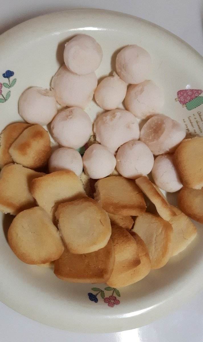 ゆずまめ スノーボールクッキーとクッキー作りました たまごボーロみたいですな スノーボール いちごマーガリンが余っていたのでほんのりピンク色です いちご味 ノーマルもそのうち作りたい