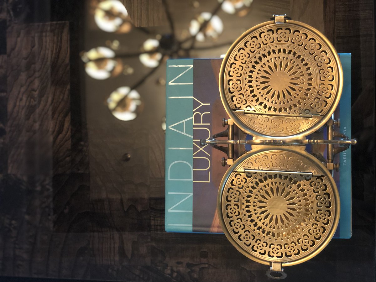 ochreathome's tweet photo. A close-up of a centre table rendered in box burl veneer with high-gloss lacquer.
#asquaredesignsinteriors #residencedesign #asquaredesigns #interiordesign #RoyalHomes #LuxuryHomesIndia https://t.co/d0hr9FkrJ9