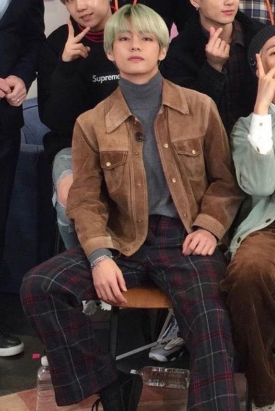 lllooktarn's tweet photo. เอาจริงๆ ชอบเเฟชั่นของพี่เเทหะมากเลยนะ เวลาใส่กางเกงสีearth tone  หรือเเบบเสื้อเเต่ละตัวงี้ โดยเฉพาะ celine กับ van gogh นี่ให้ยืนหนึ่ง เห้อ เป็นผู้ชายที่ทั้งนิสัยรวมถึงเทสคือดีไปหมด เเสนดีที่หนึ่ง ตรงสเปกไปหมดเลย ชอบจนไม่รู้จะชอบยังไงเเล้วT-T https://t.co/10fouJCsN7