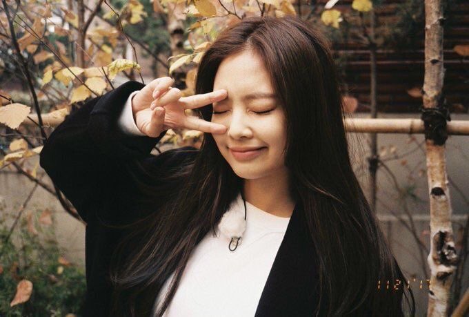 msmuse996's tweet photo. รู้จัก backpink จากเจนนี่ใน Runningman นี่แหละ 55555 เป็นคนที่น่ารักมากๆ และเอาอยู่ทุกสไตล์จริงๆ 

PS. รูปเจนนี่กับกล้องฟิล์มคือที่สุด 💕🥰 #JENNIE https://t.co/koiZUMCK28