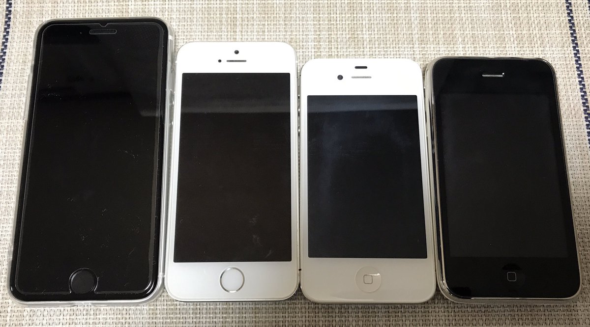 手持ちの新旧の白・シルバーiPhone比較。 左から第二世代SE, 5s, 4S