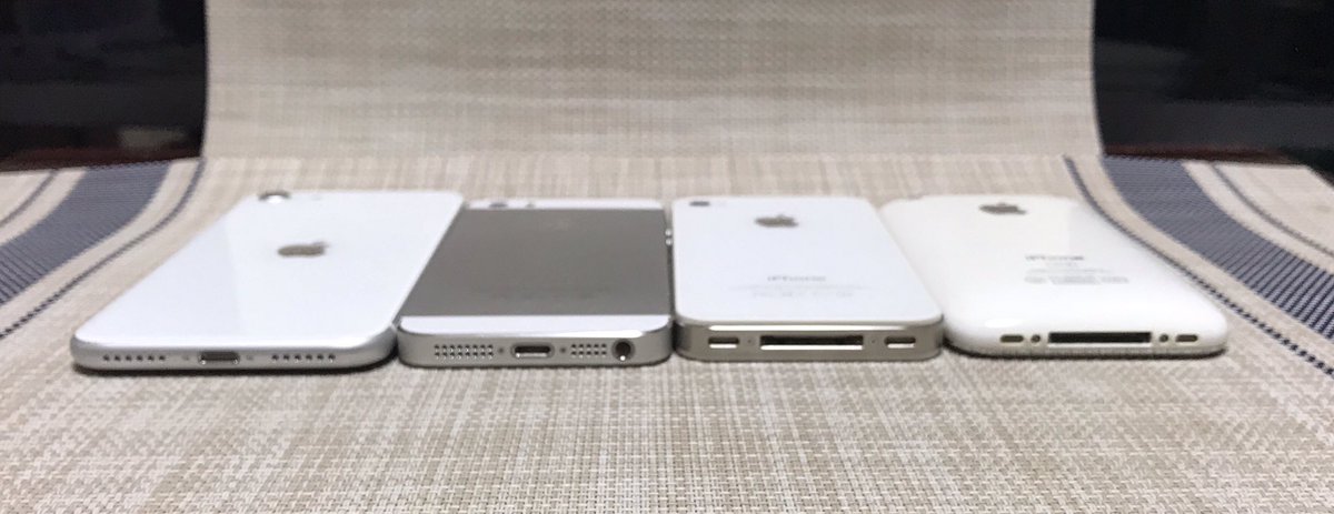 手持ちの新旧の白・シルバーiPhone比較。 左から第二世代SE, 5s, 4S