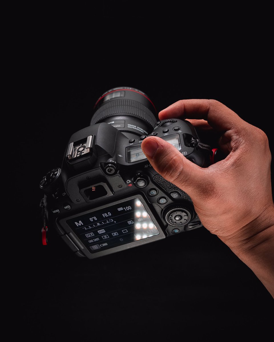 Gear addicted an also gear shooter 👌🗽🖤 #productphotography #canonphotography #canonexploreroflight